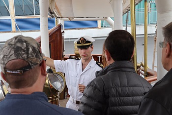 Guardiamarina explicando el puente a las visitas