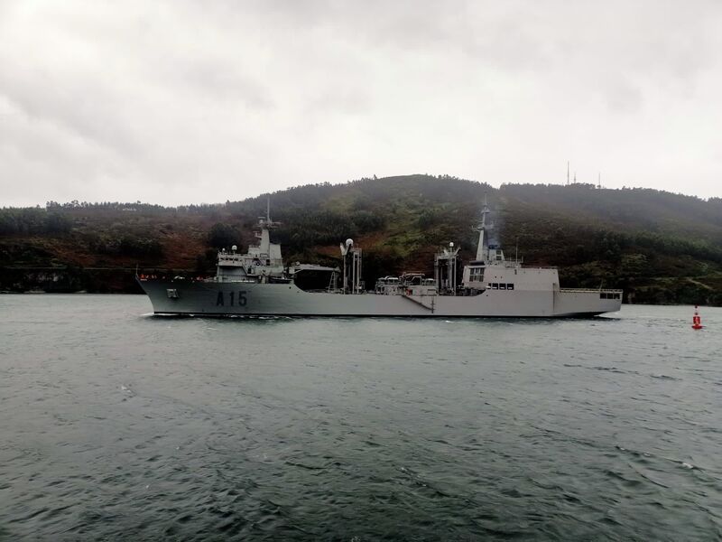 El BAC "Cantabria" entrando por la Ría de Ferrol en su regreso a base