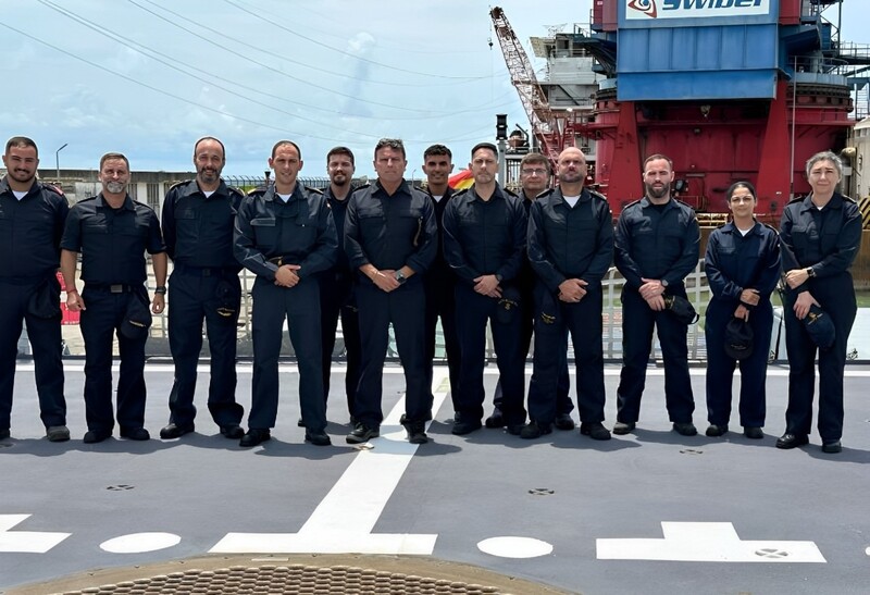 Members of the GAS BAM and ARCART with the ship’s CO on the flight deck.