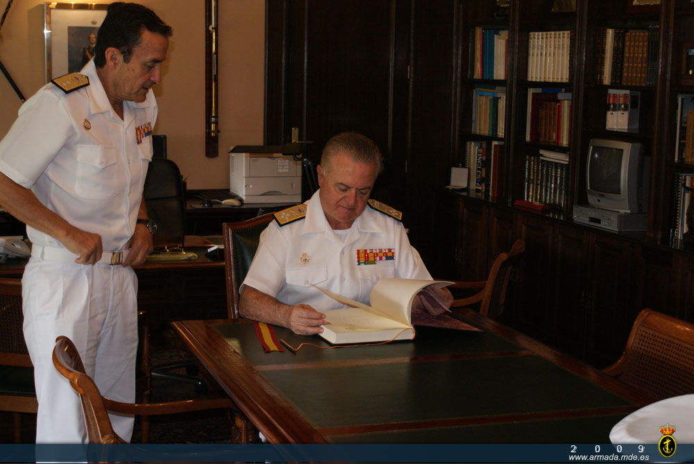 El AJEMA firma en el Libro de Honor del Mando Naval de Canarias