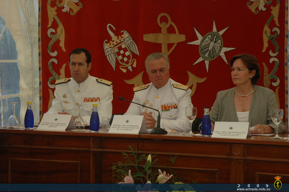 El Almirante Jefe de Estado Mayor de la Armada acompañado de la Delegada del Rector de la UCM y del Almirante Jefe de Personal