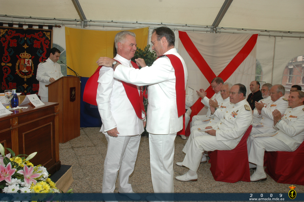 El director del colegio "Jorge Juan" le impuso la beca de "colegial de honor" al Almirante General Jefe de Estado Mayor de la Armada.