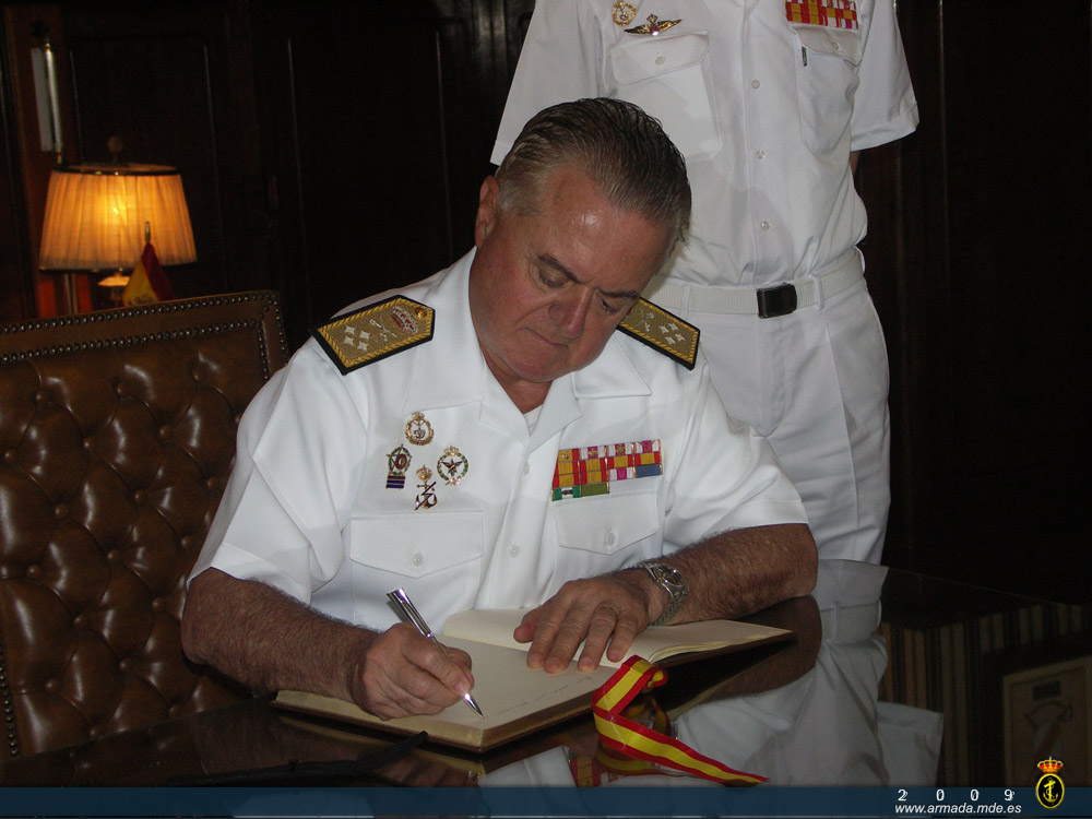 El Almirante Rebollo firmando en el Libro de Honor de la Escuela de Suboficiales