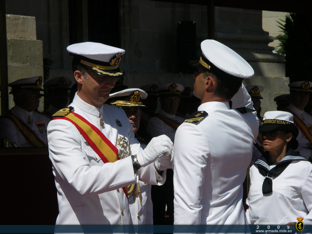 S.A.R. el Príncipe de Asturias impone la Cruz del Mérito Naval al sargento Quintana Gambero