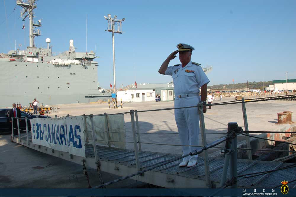 AJEMA saluda a la bandera al embarcar en la fragata "Canarias"
