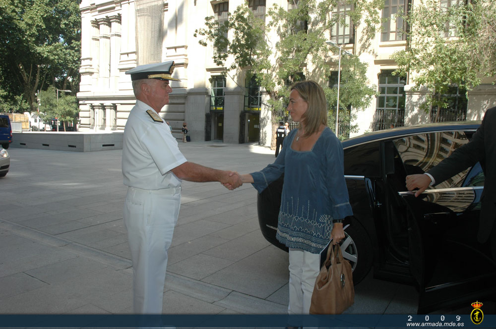 La ministra de Defensa es recibida por el Almirante Jefe de Estado Mayor de la Armada
