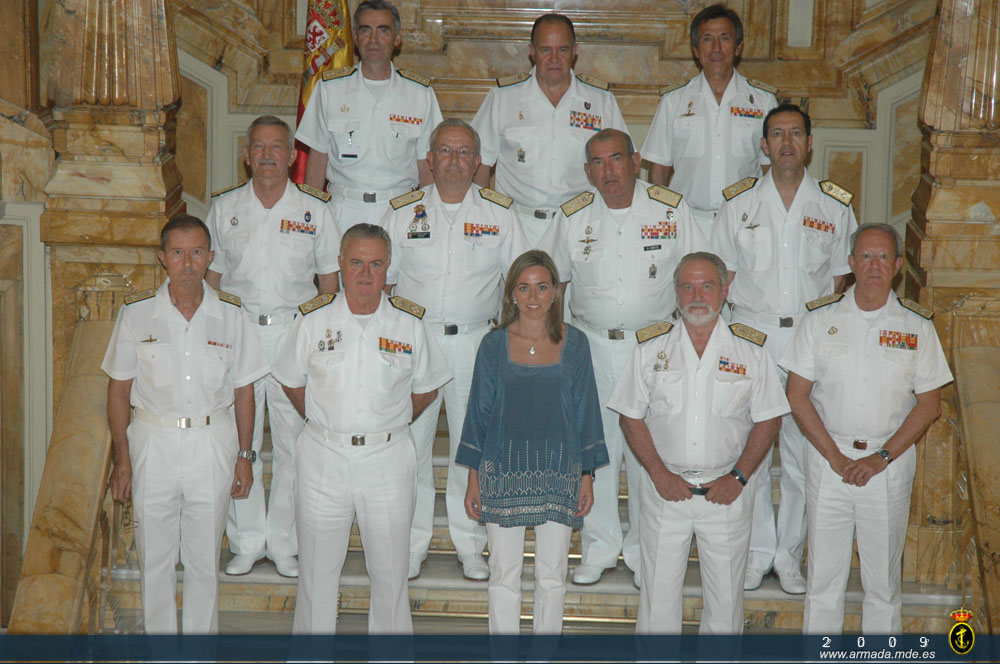 Foto de familia de la ministra de Defensa con el Consejo Superior de la Armada