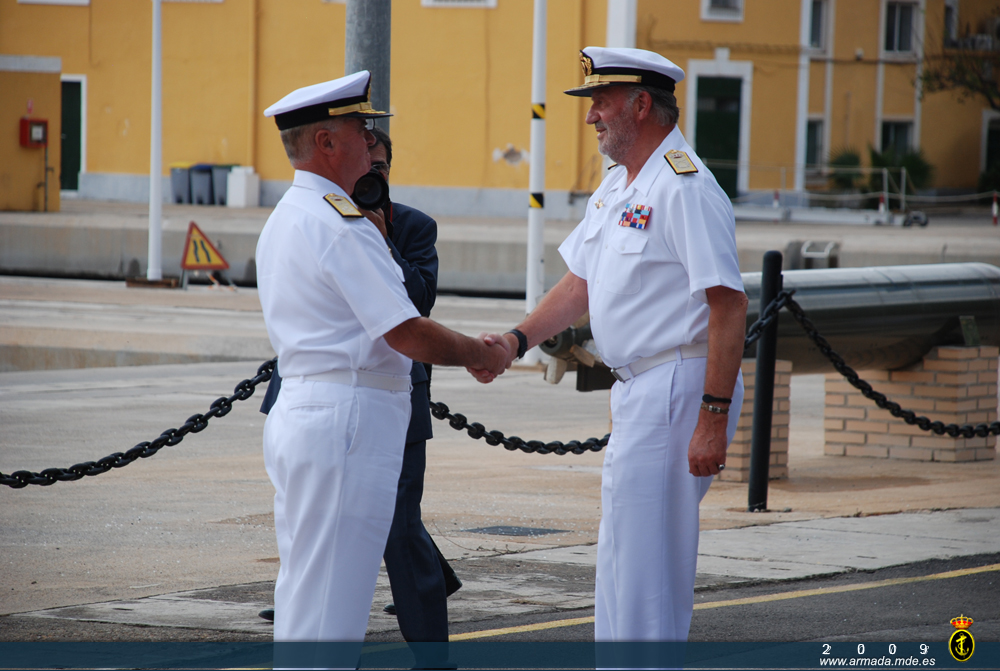 S.M. el Rey saluda al Almirante Jefe de Estado Mayor de la Armada