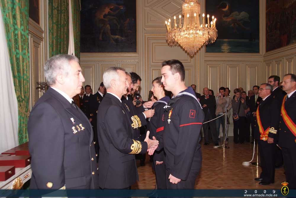 Imposición de medallas al personal condecorado