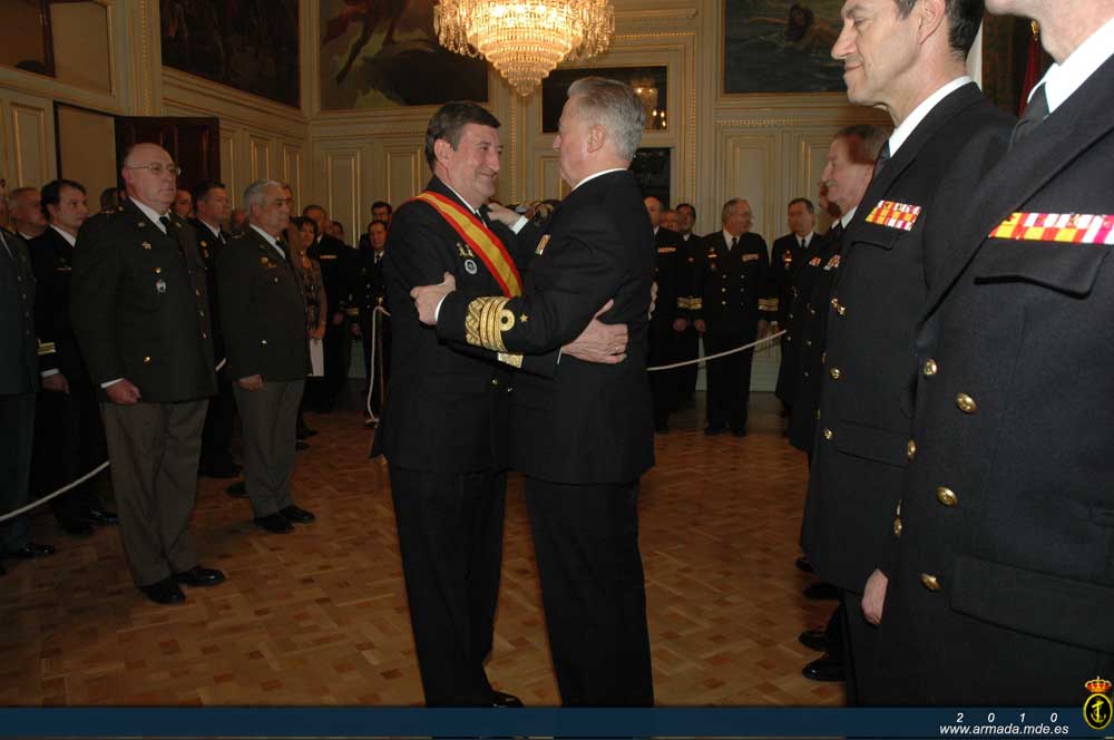 El almirante general Rebollo García impone la Gran Cruz del Mérito Naval al general de brigada Antonio Aragüas Álvarez