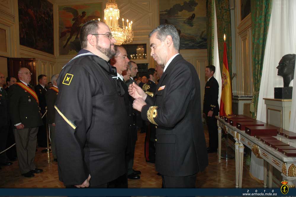 El Segundo Jefe del Estado Mayor de la Armada impone una condecoración al cabo 1º de marinería