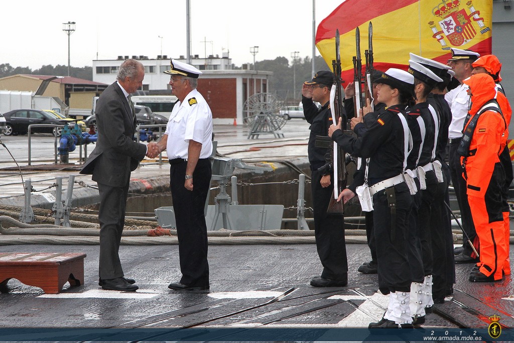 El ministro de Defensa Pedro Morenés ha sido recibido por el Almirante Jefe de Estado Mayor de la Armada a bordo de la fragata 'Santa María'.