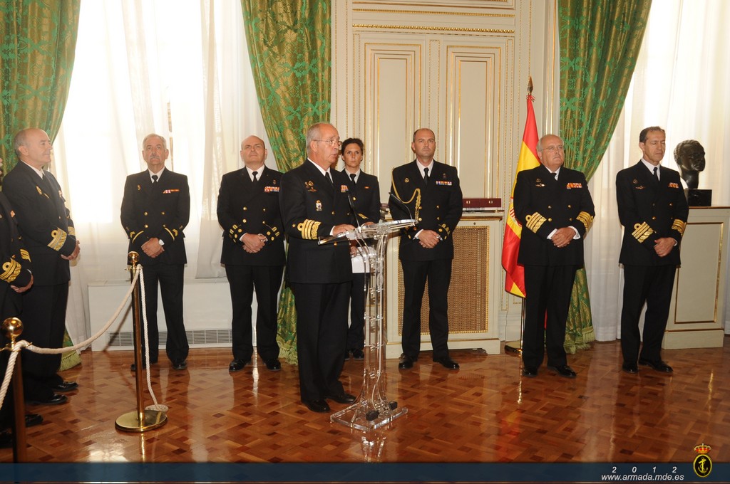 El Almirante Jefe de Estado Mayor de la Armada (AJEMA), ha presidido hoy la ceremonia de entrega de Grandes Cruces y Cruces del Mérito Naval 
