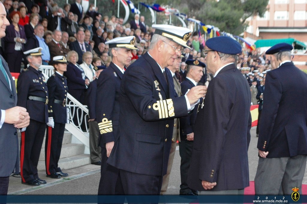 El AJEMA impone una condecoración a uno de los veteranos asistente al acto