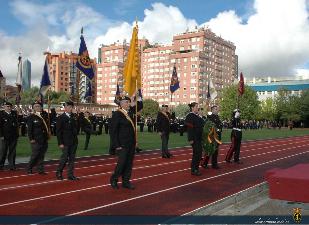 El acto ha consistido en el izado de la Bandera Nacional, un homenaje a los caídos y una imposición de condecoraciones a los veteranos