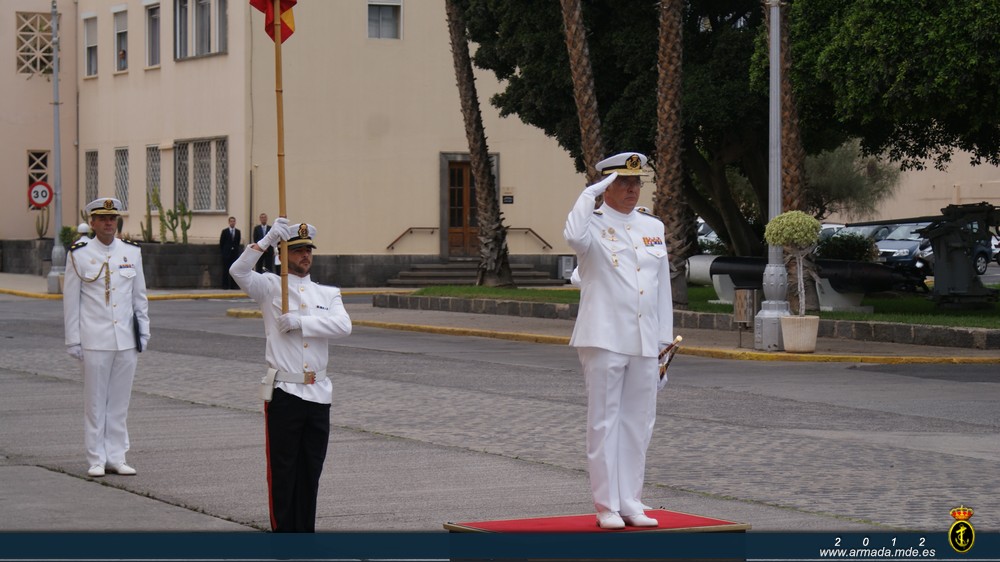 El almirante general Muñoz-Delgado preside el desfile de la fuerza participante.