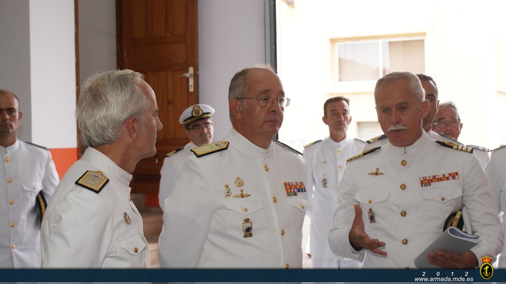 El AJEMA acompañado del Almirante Comandante del Mando Naval de Canarias contralmirante Gregorio Bueno Murga y otras autoridades.