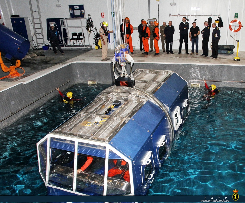 Simulación del rescate de la tripulación de una aeronave siniestrada en el Centro de Supervivencia de la Armada.