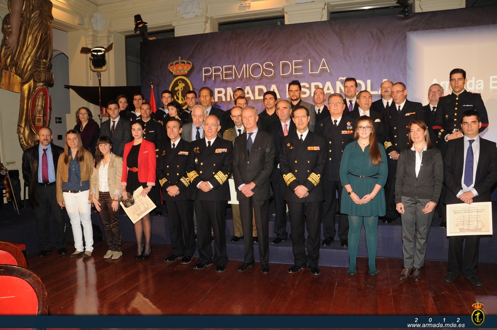 Foto de familia de los premiados y las autoridades civiles y militares