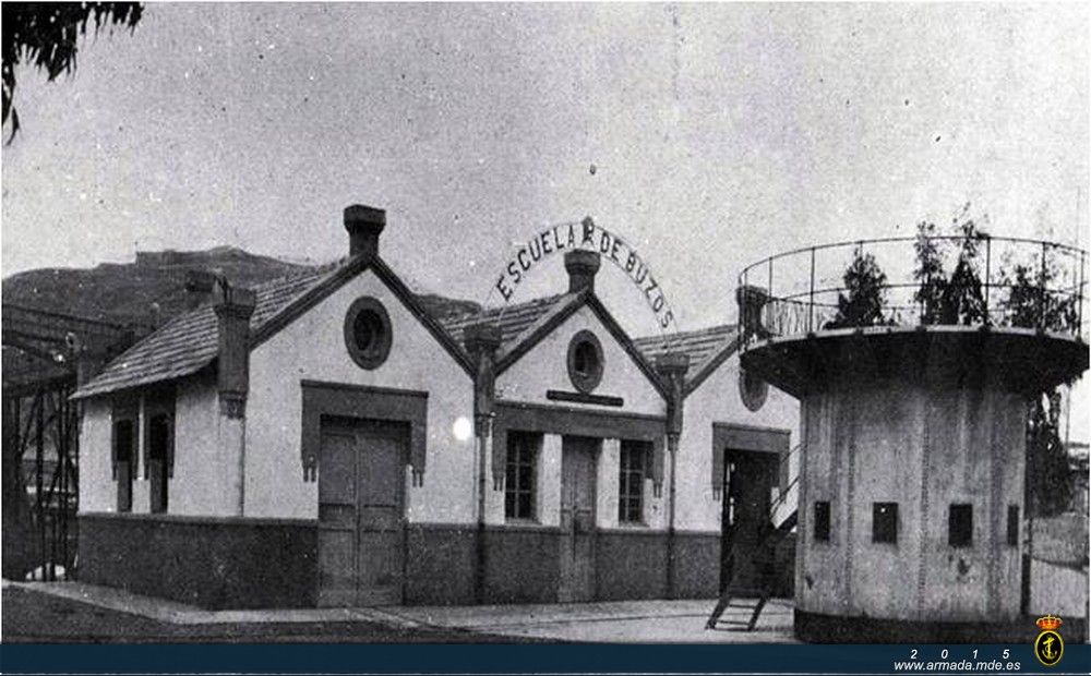Escuela de Buzos en la Base de Submarinos. Las casitas se conservan. 1930