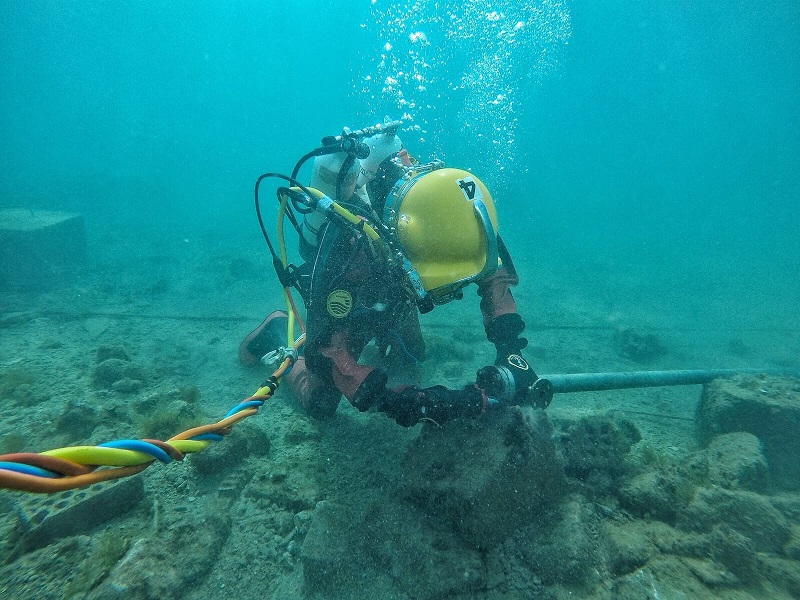 Underwater repair works with air supply equipment