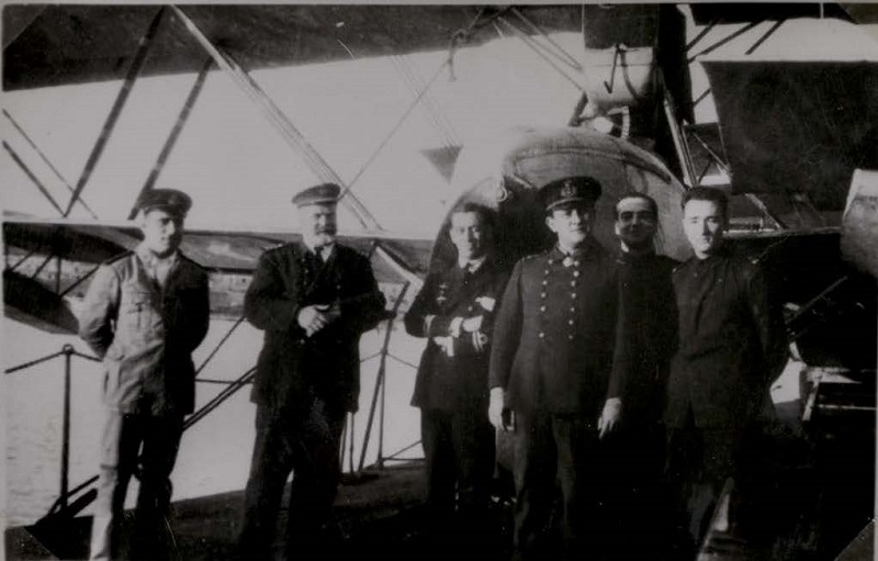 Capitán de Corbeta Cardona con un grupo de oficiales a bordo del Dédalo