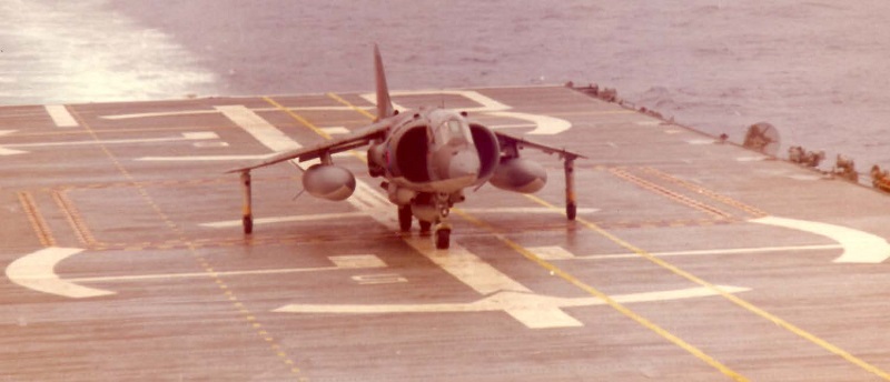 Toma experimental de un Harrier GR 1 a bordo del portaeronaves Dédalo
