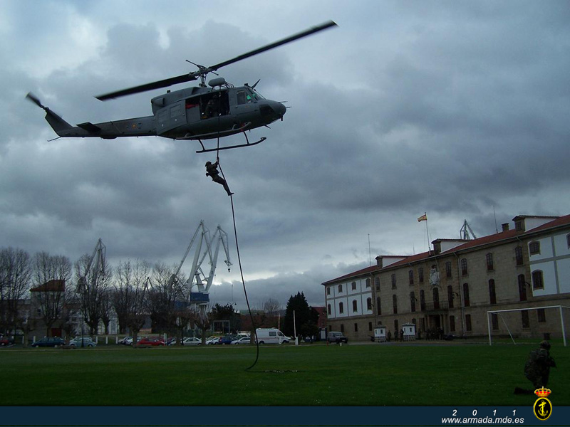 Fast-rope desde helicóptero en el campo de futbol de la Unidad
