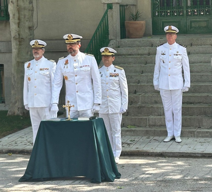 Juramento del cargo por el Director entrante.