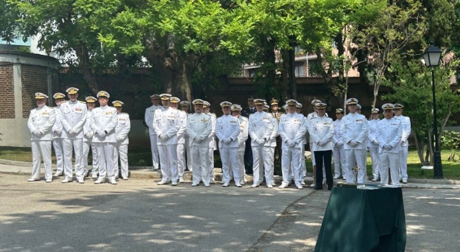 Autoridades e invitados militares asistentes.
