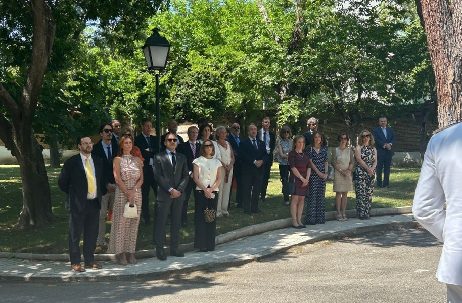 Personal civil y familiares invitados al acto militar.