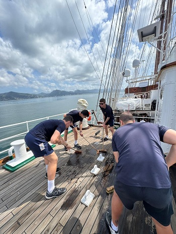 Los Guardiamarinas apoyan a la dotación en la preparación del buque para entrar en puerto