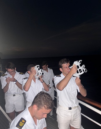 Guardiamarinas durante la observación del crepúsculo vespertino