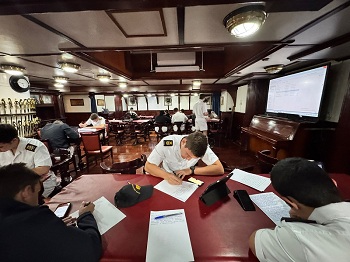 Guardiamarinas preparan las clases en su cámara