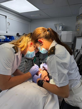 Hoy 9 de febrero se celebra Santa Apolonia, patrona de los dentistas, y nuestro equipo médico embarcado demuestra la importancia de la salud dental realizando revisiones y curas