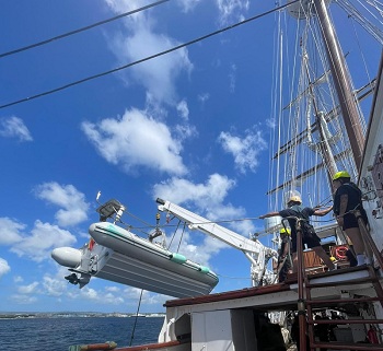 Arriado de embarcaciones para barqueo de personal fondeados en Barbados
