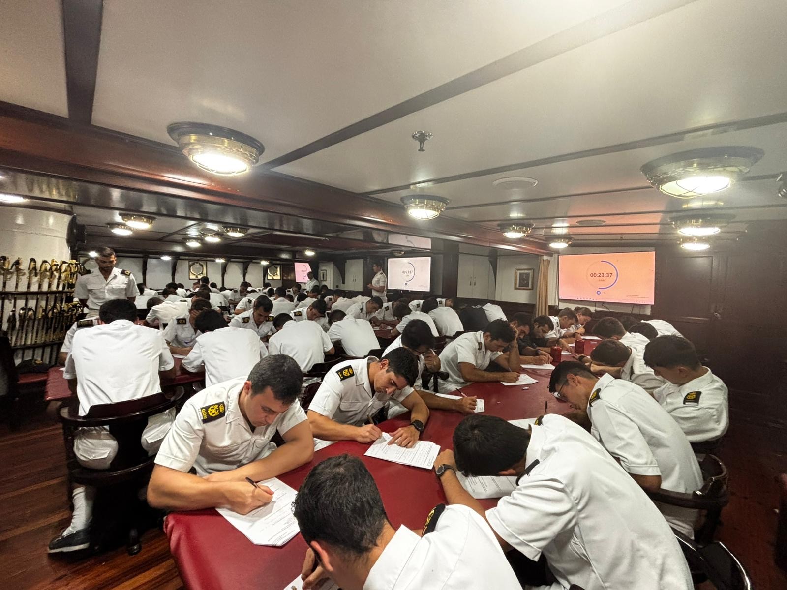 Guardiamarinas durante uno de los examenes