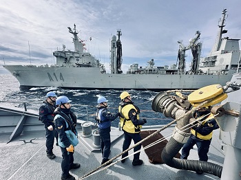 Personal del buque turco Kemalreis en el FAS con el BAC "Patino"