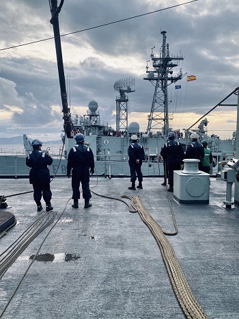 Personal de maniobra del BAC "Patiño" en el FAS con la fragata "Victoria"