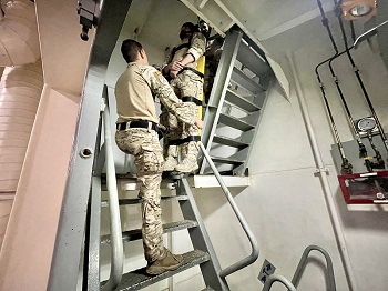 Equipo Operativo de Seguridad del Tercio Norte embarcados en el Patiño realizando ejercicios