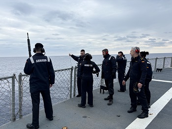 Dotación del buque realizando ejercicio de tiro