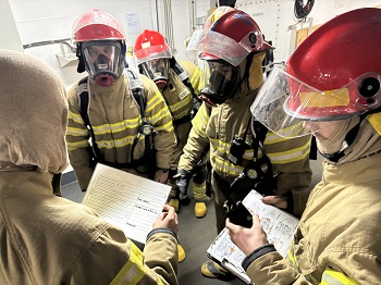 La dotación se adiestra para poder afrontar cualquier situación de emergencia a bordo, como incendios o inundaciones
