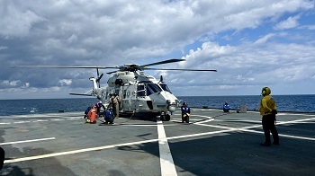 Personal del Trozo de vuelo realizando refueling de un helicóptero extranjero