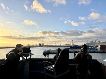 Personal del Equipo de Navegación y del Equipo EOS en la salida a la mar desde el puerto de Cádiz