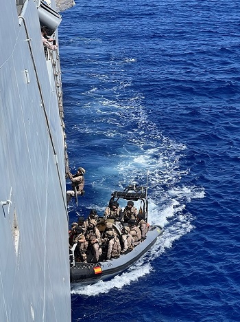 Personal del Trozo de Visita y Registro (TVR) realizando abordaje en la mar