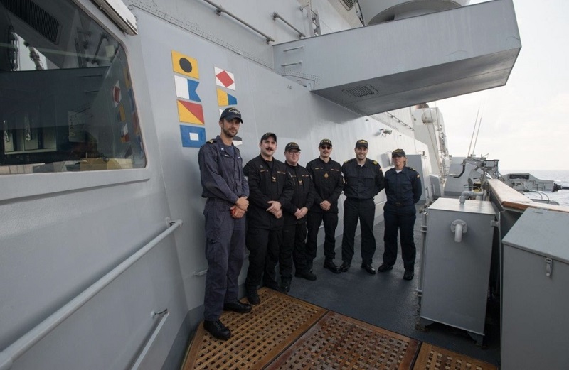 Personal del Trozo de Visita y Registro (TVR) realizando abordaje en la mar