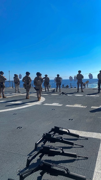 Ejercicio de tiro con armas portátiles en la mar.