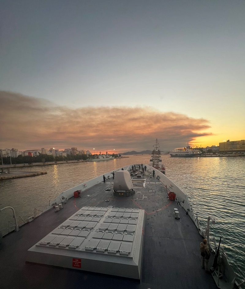 Personal del Trozo de Visita y Registro (TVR) realizando abordaje en la mar