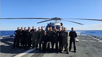 Personal de la Unidad Aérea Embarcada en la cubierta de vuelo de la Fragata Cristóbal Colón (F105)