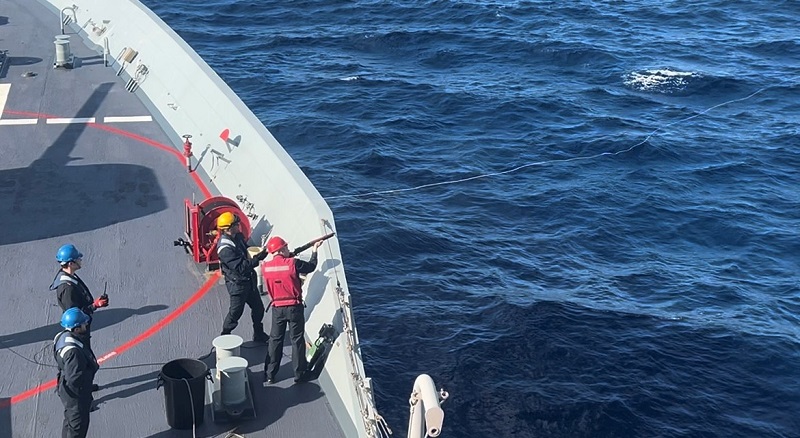 Personal del Trozo de Visita y Registro (TVR) realizando abordaje en la mar